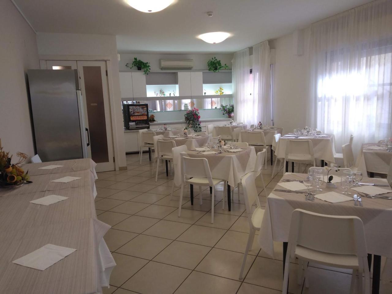 Hotel La Bella Vita リミニ エクステリア 写真